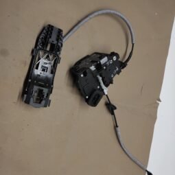 VW Polo VI 2020m Galinių durų spyna {Dešinėje} 10A839016